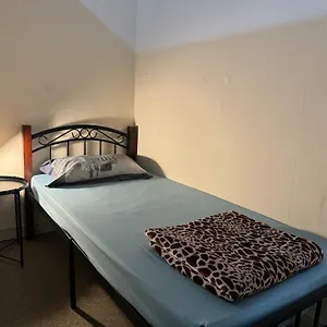 Homestay Backpacker's Bed - No Parking Space, Abu Dhabi
